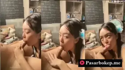Bokep Indo ABG Cantik Nyepong Kontol Pacar di Ruang Tamu Takut Ketauan