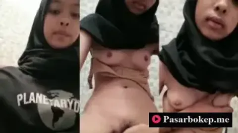 Bokep Indo ABG Jilbab Tocil Colmek Bulu Lebat Banget bikin Sange