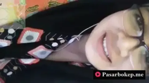 Bokep Indo Cewek berkacamata Pamer Toket