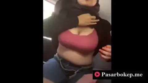 Bokep Indo Hijab Nyepong di Mobil